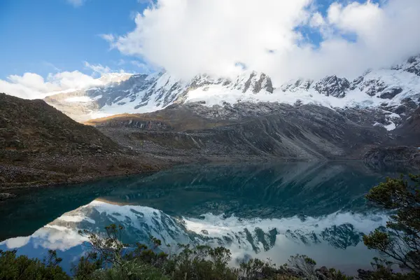 Cordillera Blanca 'da güzel dağlar, Peru, Güney Amerika