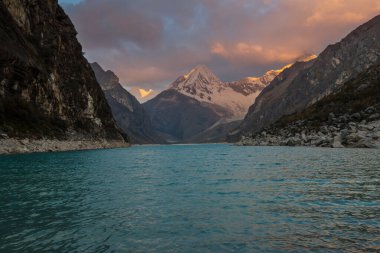 Cordillera Blanca, Peru, Güney Amerika 'daki Paron Gölü.