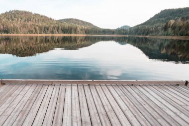 Huzurlu gölde ahşap iskele.