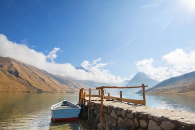 Huzurlu gölde ahşap iskele.