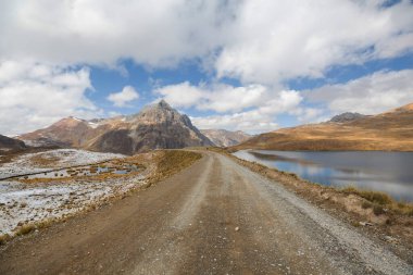 Peru 'daki Cordillera dağlarındaki manzara yolu. Seyahat arkaplanı.