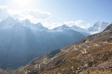 Peru 'daki Cordillera dağlarındaki manzara yolu. Seyahat arkaplanı.