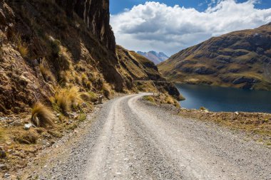 Peru 'daki Cordillera dağlarındaki manzara yolu. Seyahat arkaplanı.