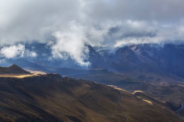 Peru 'daki And Dağları' ndaki (veya Güney Cordilleras 'taki) güzel dağlar