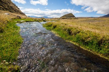 Gün doğumunda dağlarda güzel bir dere