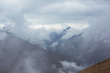 Dağlarda güzel bir sabah manzarası. Gün doğumunda sis.