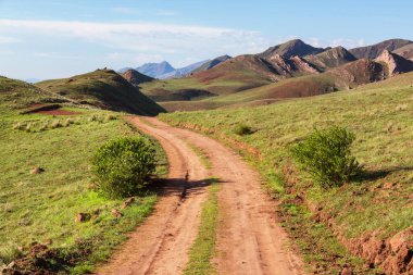 Dağlarda manzaralı bir yol. Seyahat arkaplanı.