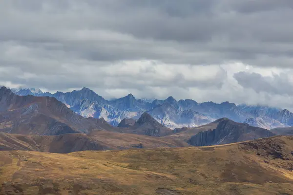 Peru 'daki And Dağları' ndaki (veya Güney Cordilleras 'taki) güzel dağlar