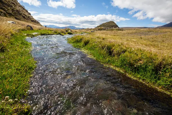 Gün doğumunda dağlarda güzel bir dere