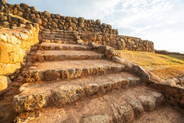 Peru, Güney Amerika 'da ünlü şehir Cusco yakınlarındaki İnka harabeleri