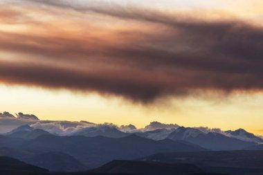 Dağlarda manzaralı günbatımı. Güzel doğal arkaplan.