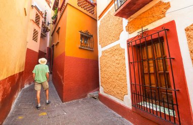 Koloni tarihi şehri Guanajuato, ünlü Kiss Geçidi (Callejon del Beso), Meksika