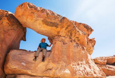 Bolivya 'daki dağların tepesindeki adam. Yürüyüş sahnesi.