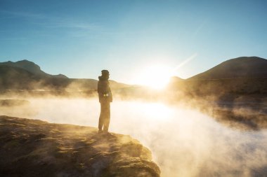 Atacama Çölü, Şili, Güney Amerika 'da Doğal Sıcak Bahar' a bakan bir turist.