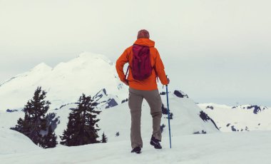 Kış aylarında yürüyüş yapan