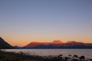 Arjantin 'de gün batımında volkan Lanin