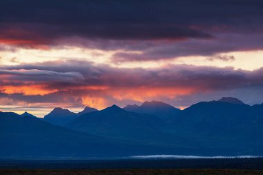 Yazın Alaska 'nın Picturesque Dağları. Kar, kütleleri, buzulları ve kayalık tepeleri kapladı. Güzel doğal arkaplan.