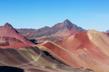 Vinicunca, Cusco Bölgesi, Peru 'da yürüyüş sahnesi. Montana de Siete Renkleri, Gökkuşağı Dağı.