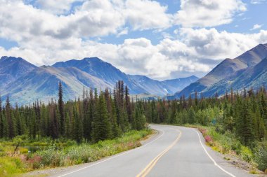 Alaska, ABD 'de manzara otoyolu. Dramatik manzara bulutları