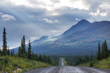 Alaska, ABD 'de manzara otoyolu. Dramatik manzara bulutları