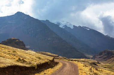 Peru 'daki Cordillera dağlarındaki manzara yolu. Seyahat arkaplanı.