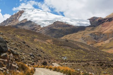 Peru 'daki Cordillera dağlarındaki manzara yolu. Seyahat arkaplanı.