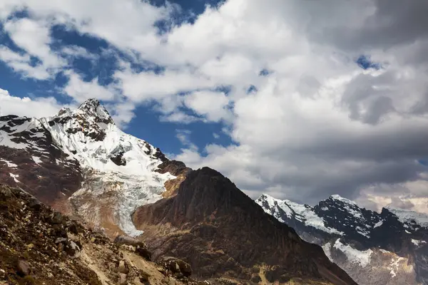 Cordillera Blanca, Peru, Güney Amerika 'daki güzel dağ manzaraları