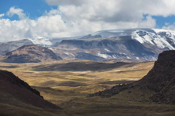 Cordillera Blanca, Peru, Güney Amerika 'daki güzel dağ manzaraları