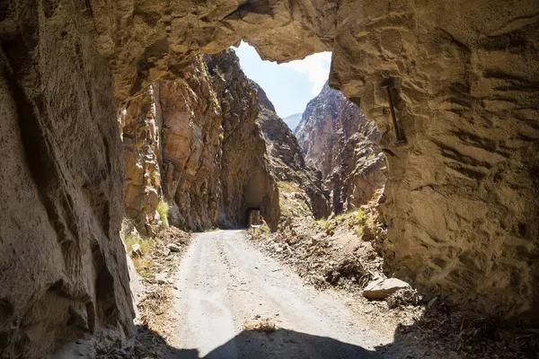 Peru 'daki kanyonda tüneller