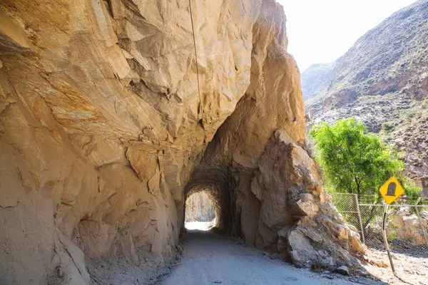 Peru 'daki kanyonda tüneller