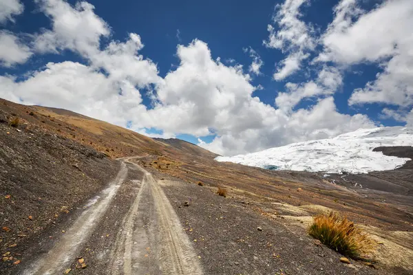 Peru 'daki Cordillera dağlarındaki manzara yolu. Seyahat arkaplanı.