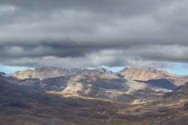 Peru 'daki And Dağları' ndaki (veya Güney Cordilleras 'taki) güzel dağlar