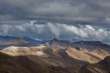 Peru 'daki And Dağları' ndaki (veya Güney Cordilleras 'taki) güzel dağlar