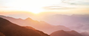 Dağlarda manzaralı günbatımı. Güzel doğal arkaplan.