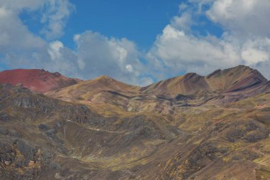 Vinicunca, Cusco Bölgesi, Peru 'da yürüyüş sahnesi. Montana de Siete Renkleri, Gökkuşağı Dağı.