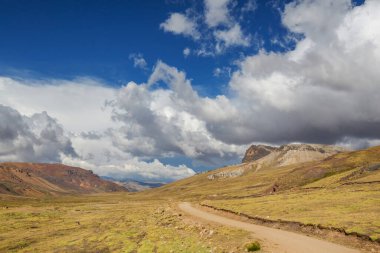 Peru 'daki Cordillera dağlarındaki manzara yolu. Seyahat arkaplanı.