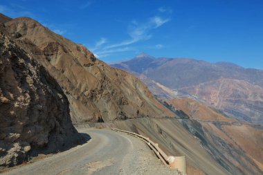 Peru 'daki Cordillera dağlarındaki manzara yolu. Seyahat arkaplanı.