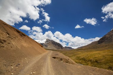 Peru 'daki Cordillera dağlarındaki manzara yolu. Seyahat arkaplanı.