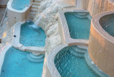 Meksika 'da alışılmadık termal havuzlar Las Grutas De Tolantongo