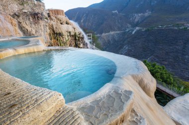 Meksika 'da alışılmadık termal havuzlar Las Grutas De Tolantongo