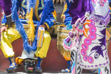 Peru, Güney Amerika 'da karnaval kıyafetleri üzerine renkli bir dekor.