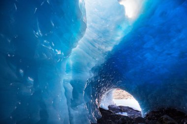 Yüksek dağlardaki buz mağarası, Kanada