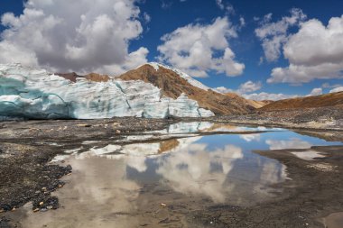 Cordillera Blanca dağlarındaki gölde buzdağları, Peru, Güney Amerika