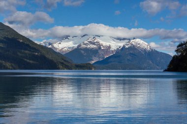 Patagonya 'daki güzel dağ manzaraları. Güney Amerika, Arjantin 'de dağlar gölü.