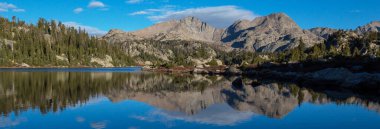 Yaz mevsiminde dağlarda huzur gölü. Güzel doğal manzaralar..