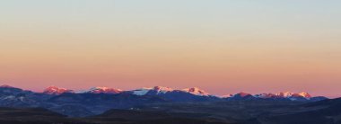 Dağlarda manzaralı günbatımı. Güzel doğal arkaplan.