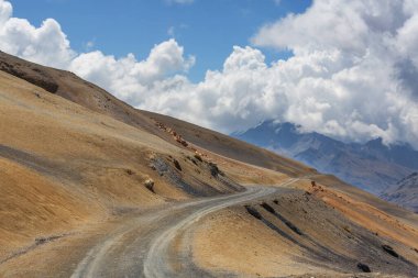 Peru 'daki Cordillera dağlarındaki manzara yolu. Seyahat arkaplanı.