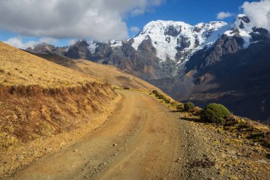 Peru 'daki Cordillera dağlarındaki manzara yolu. Seyahat arkaplanı.