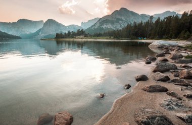 Wyoming, ABD 'deki Wind River Range' deki güzel dağ manzaraları. Yaz mevsimi.