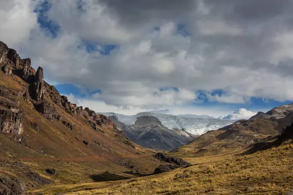 Cordillera Blanca, Peru, Güney Amerika 'daki güzel dağ manzaraları